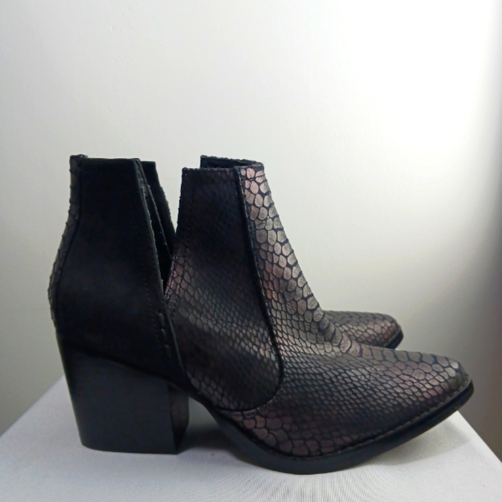Laura Marano Black Snake Skin Print Booties 3” Heel Women’s Boots U.S. Size 8